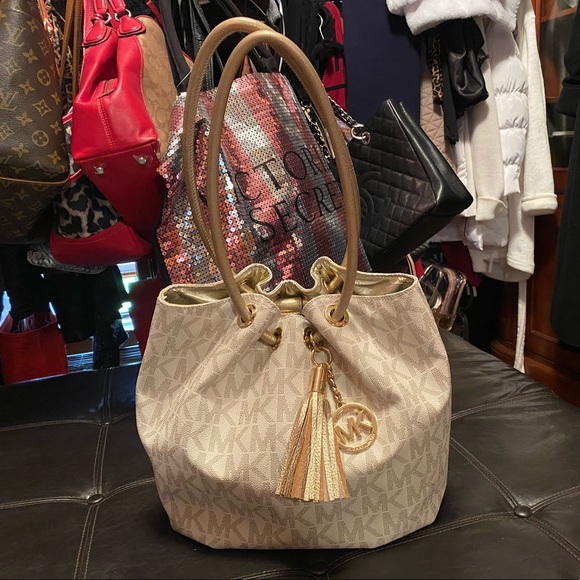 Michael Kors Handbags - Micheal Kors Vanilla & Gold tote 💕